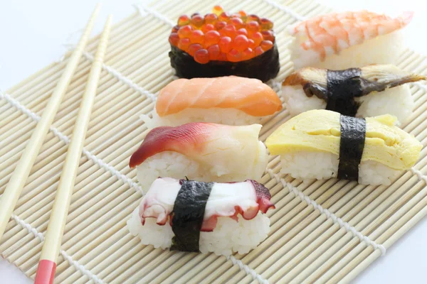 Sushi aus Bambus — Stockfoto