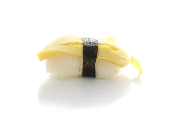 Sushi all'uovo isolato su sfondo bianco — Foto Stock