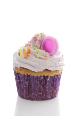 Beyaz arka planda izole mor cupcake