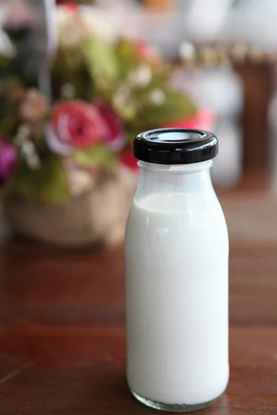 木背景上瓶中的牛奶 — 图库照片