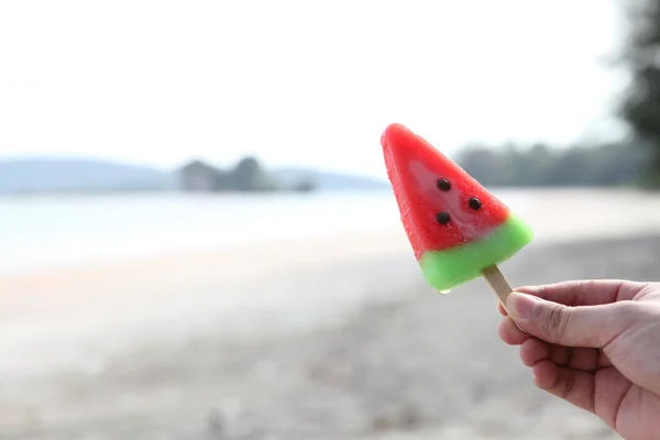 西瓜冰淇淋上海滩场景 — 图库照片
