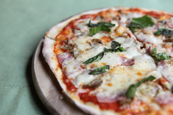 Pizza, skinke og sopp – stockfoto
