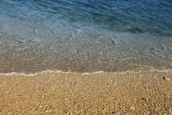 Morbida onda del mare sulla spiaggia di sabbia — Foto Stock
