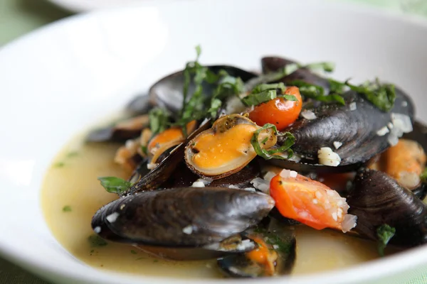 Havet musslor med vitt vin — Stockfoto