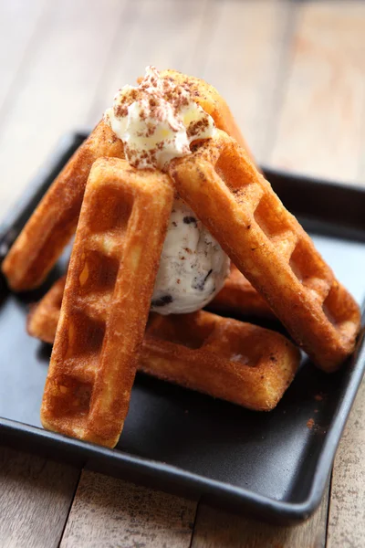 Waffle con helado sobre fondo de madera — Foto de Stock