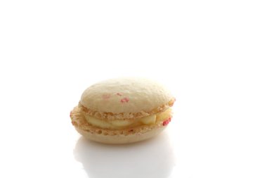 Macaron beyaz arkaplanda izole edildi