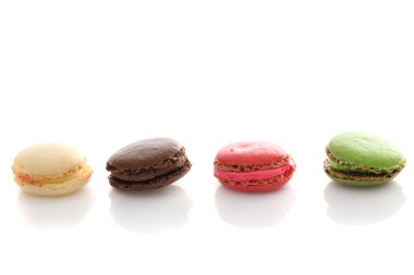 Macaron beyaz arkaplanda izole edildi