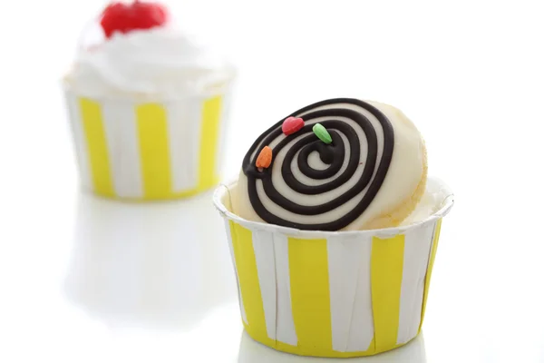 Cupcake aislado en fondo blanco — Foto de Stock