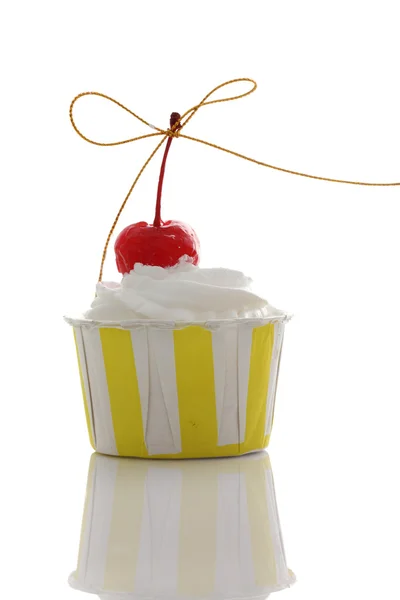 Cupcake aislado en fondo blanco — Foto de Stock