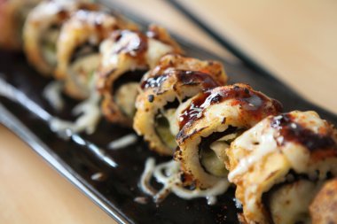 tempura maki sushi peynir ile