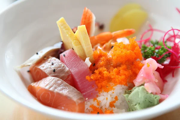 Bol de mélange japonais sashimi don sur riz — Photo