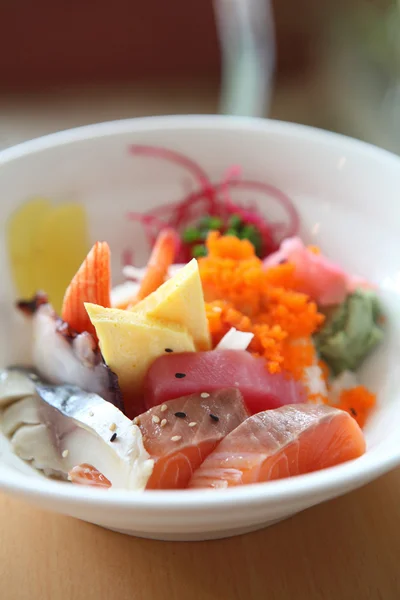 Bol de mélange japonais sashimi don sur riz — Photo