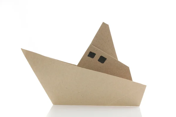 Origami loď v bílém pozadí — Stock fotografie
