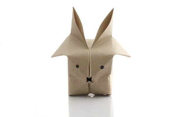 折纸兔由回收 papercraft — 图库照片