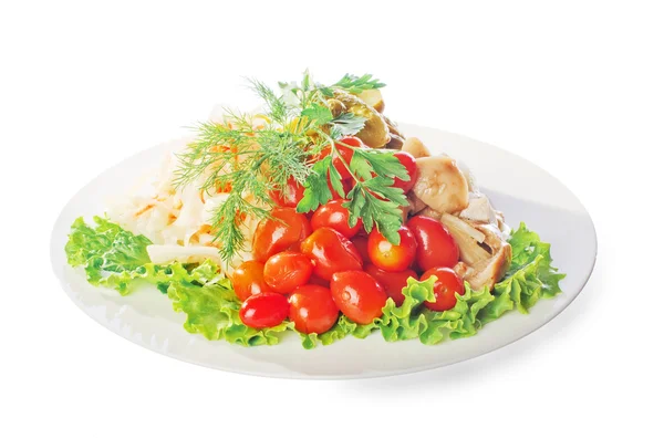 Маринованные овощи на тарелке — стоковое фото