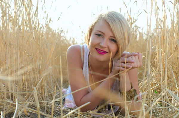 Pretty blond woman portrait in wheat field — Stock Photo, Image