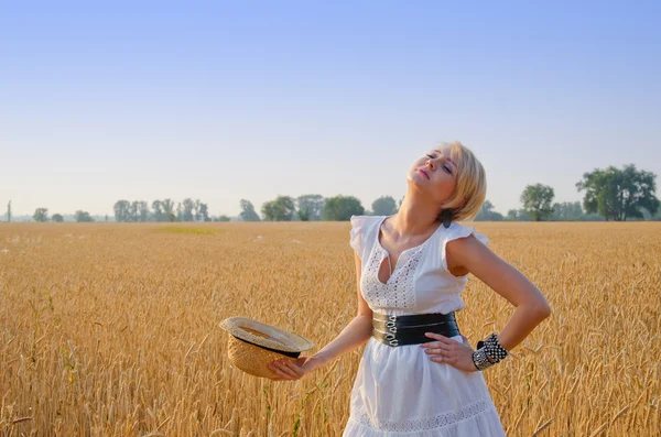 Pretty woman in wheat field — Stock Photo, Image