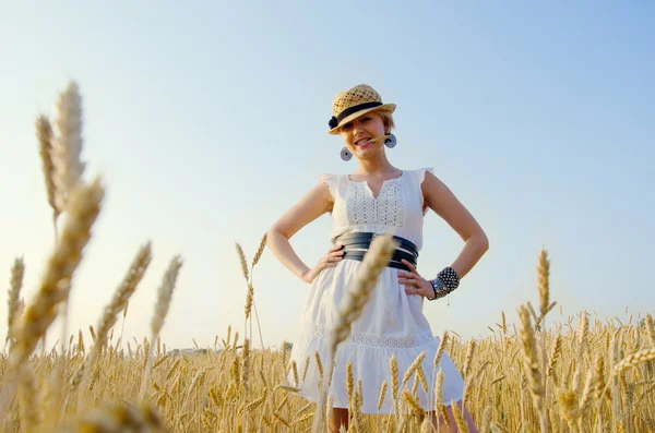 Smiling woman in summer hat — Stock Photo, Image