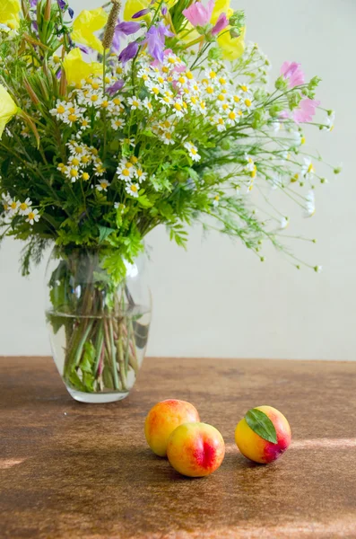 Summer wild flowers with peaches — Stock Photo, Image