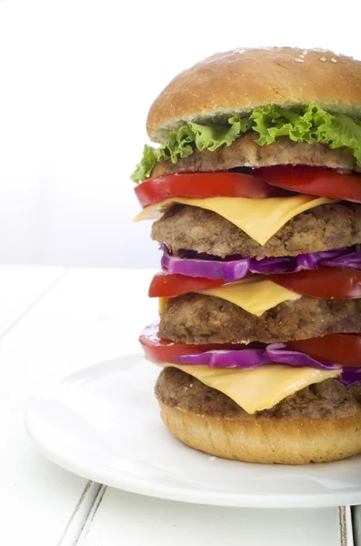 Мега смачні гамбургер Ліцензійні Стокові Фото