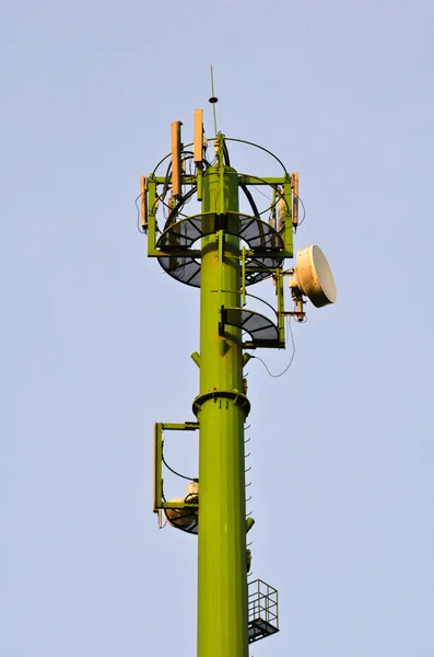 Mast van militaire satelliet antennes — Stockfoto