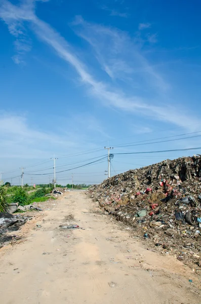 Gravel road full of garbage. — Stock Photo, Image
