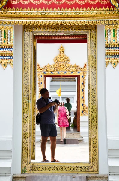 Turist bilden av thailändsk konst genom kameran. — Stockfoto