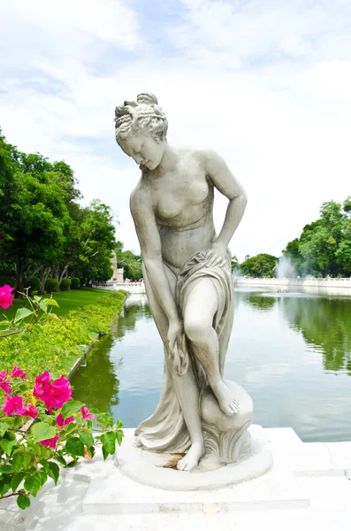 Antigua estatua de mármol de la mujer — Foto de Stock