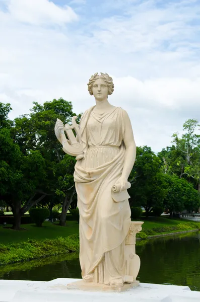 Стародавня мармурова статуя жінки — стокове фото