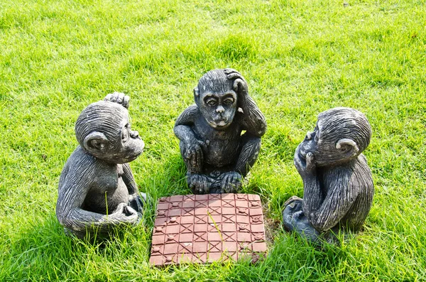 Puppe Affe spielt Schach. — Stockfoto