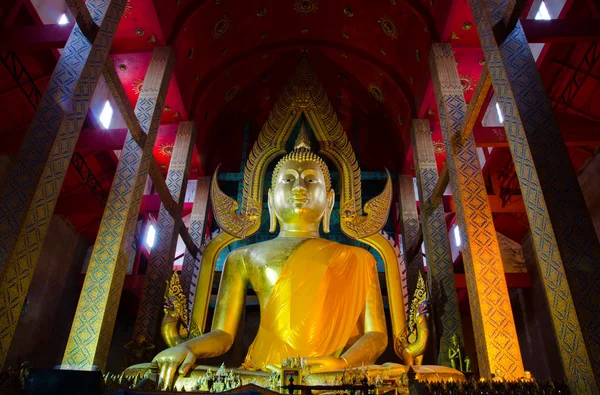 Grande statue de Bouddha doré — Photo