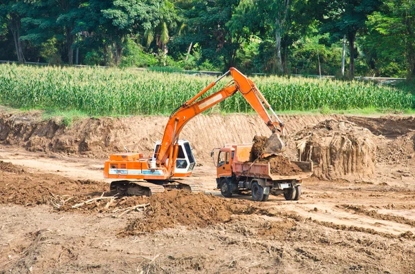 在土壤移动工程重型挖掘机装载机. — 图库照片
