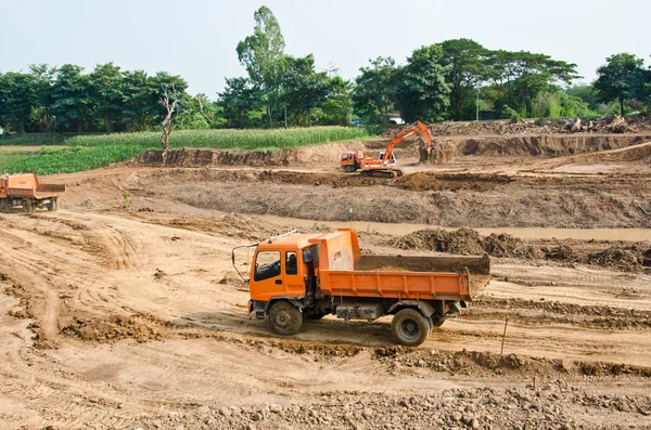 Carregador de escavadeira pesada no solo — Fotografia de Stock