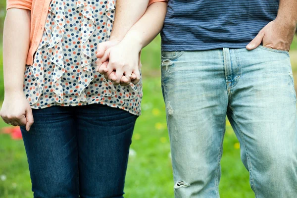 귀여운 커플 잡고 손 — 스톡 사진