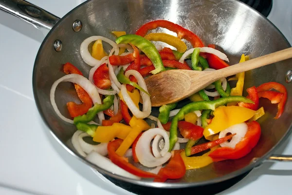 Wokrühren braten Gemüse — Stockfoto