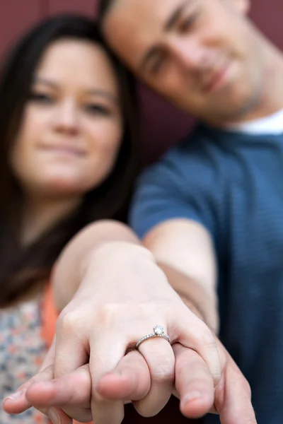 Förlovat par visar diamantring — Stockfoto