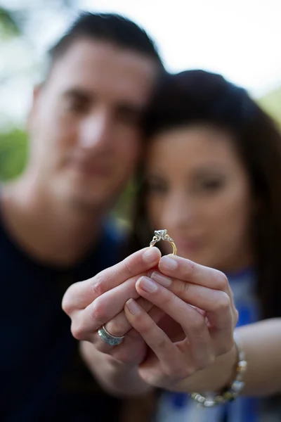 Elmas nişan yüzüğü ile Çift — Stok fotoğraf