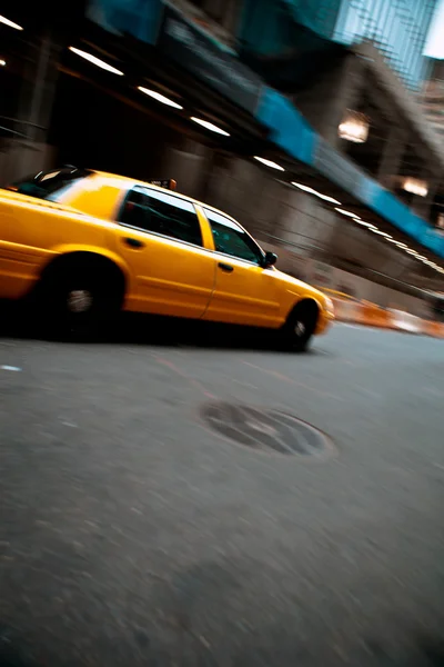 Gele stad taxi cab versnellen — Stockfoto