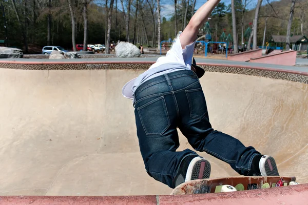 Skateboard inuti skålen på skatepark — Stockfoto