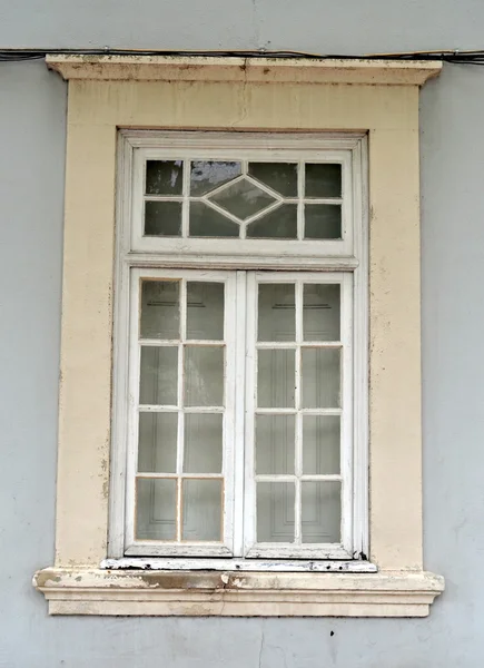 Gamla fönster vid universitetet i coimbra — Stockfoto