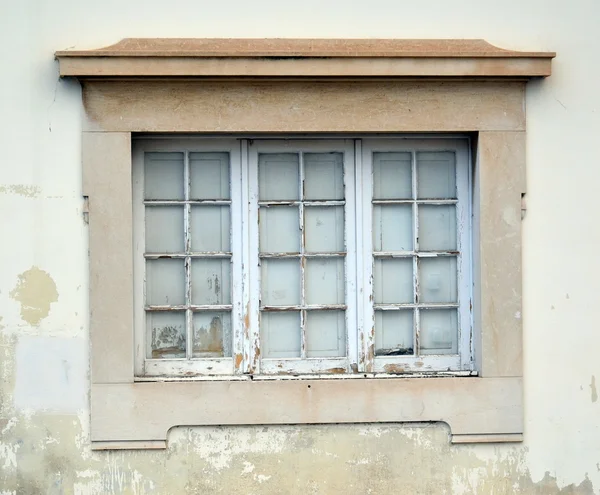 コインブラ大学の古い窓 — ストック写真