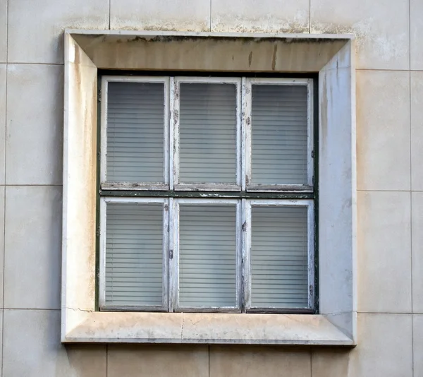 Gamla fönster vid universitetet i coimbra — Stockfoto