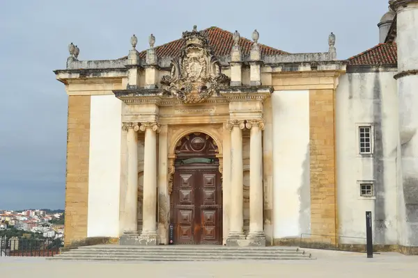 Blick auf den Innenhof der Universität Coimbra — Stockfoto