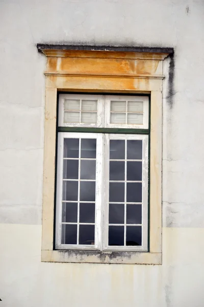 Stare okna na Uniwersytet w Coimbrze — Zdjęcie stockowe