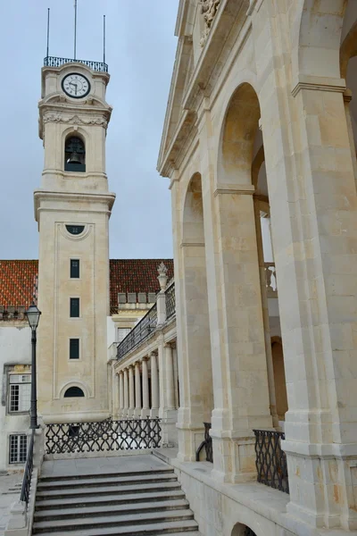 Часовая башня университета Коимбры — стоковое фото