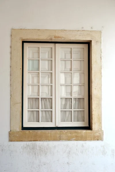 Stare okna na Uniwersytet w Coimbrze — Zdjęcie stockowe