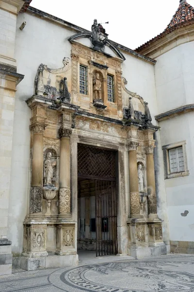 Coimbra Üniversitesi demir kapı görünümünü — Stok fotoğraf
