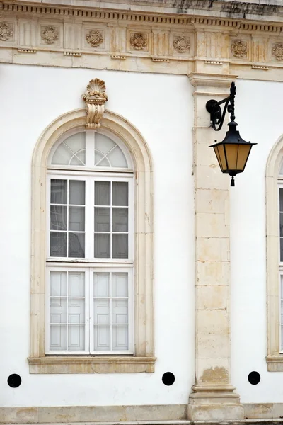 Coimbra Üniversitesi eski pencere — Stok fotoğraf