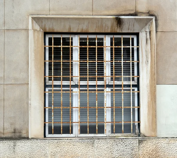 Staré okno na univerzitě coimbra — Stock fotografie