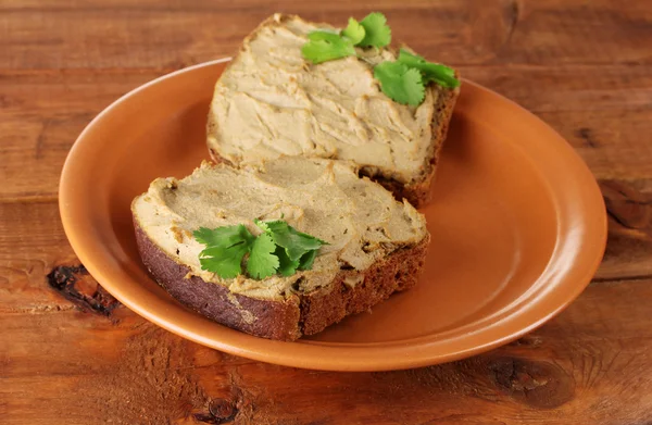 Świeże pasztet na chleb brązowy płyta na drewnianym stole — Zdjęcie stockowe